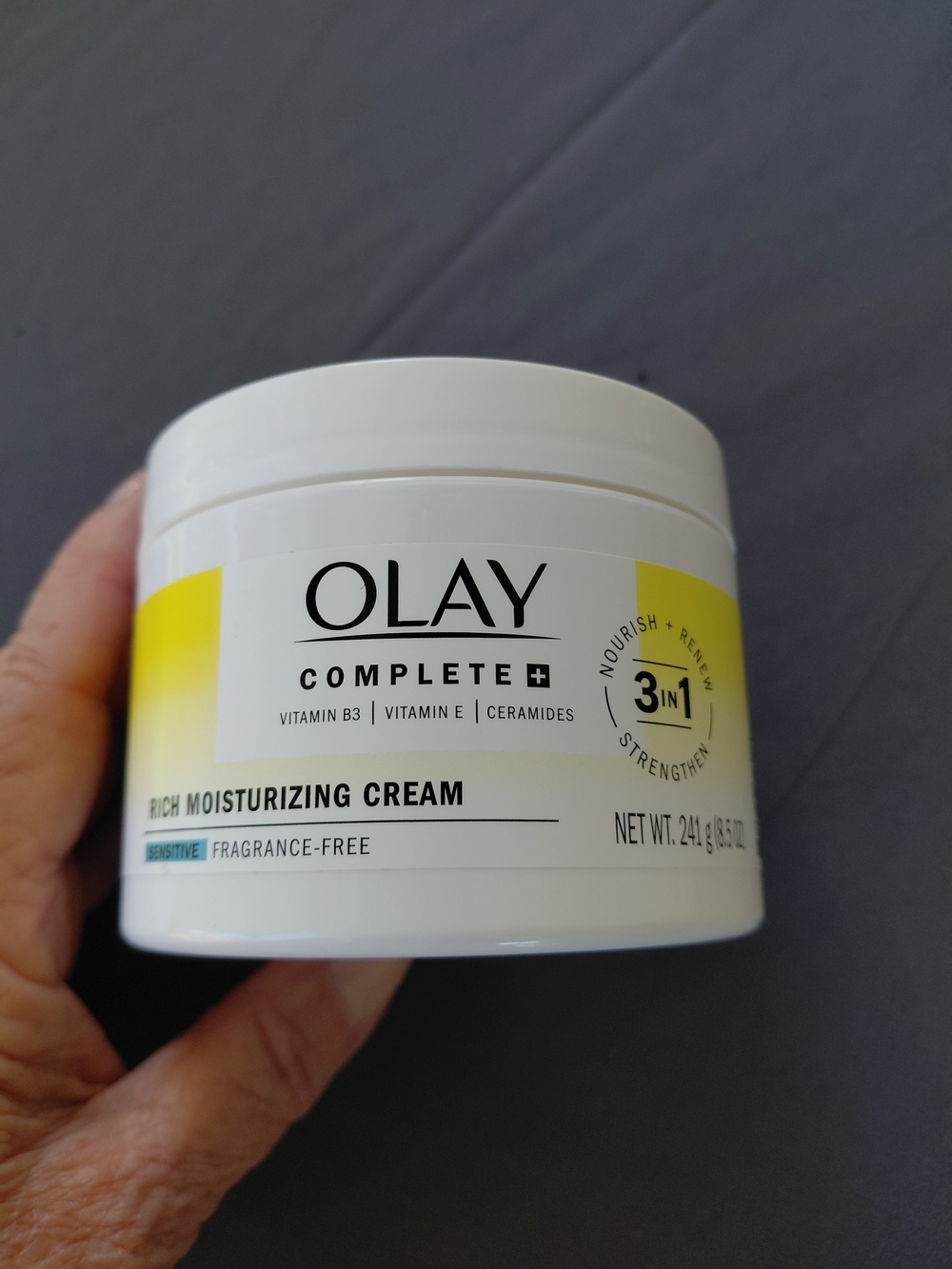 OLAY Complete+ Rich Moisturizing Cream – White and Yellow